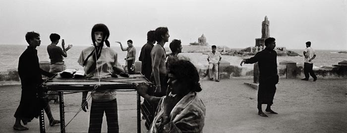 Raghu Rai VISITORS AT KANYAKUMARI