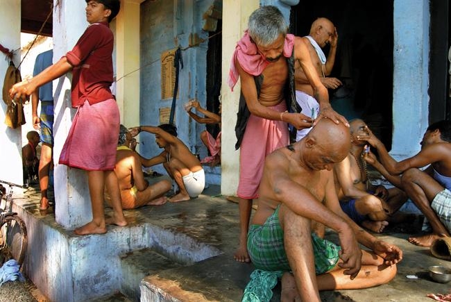 Raghu Rai Shaving of Heads, Tulsi Ghat, Varanasi