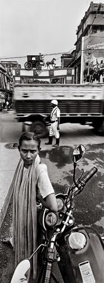 Raghu Rai TRAFFIC CONSTABLE AND HOURSE BAGGHIE, KOLKATA