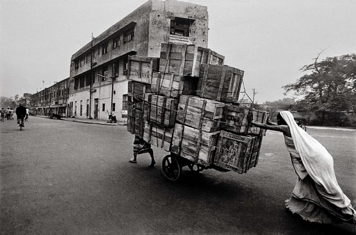 Raghu Rai WOMAN CART PUSHER, DELHI