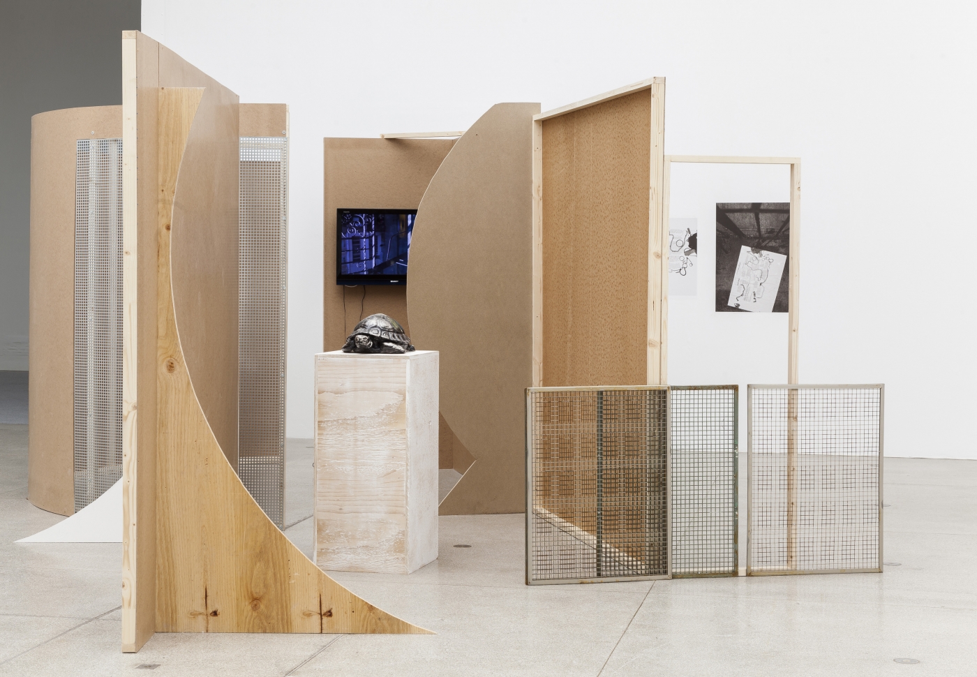 Installation view, Josef Strau: A Turtle Dreaming (…Echoes from an Encapsulated Space Exiled Sounds of Letters Requiring Symphonic Treatment), Secession, Vienna, 2015