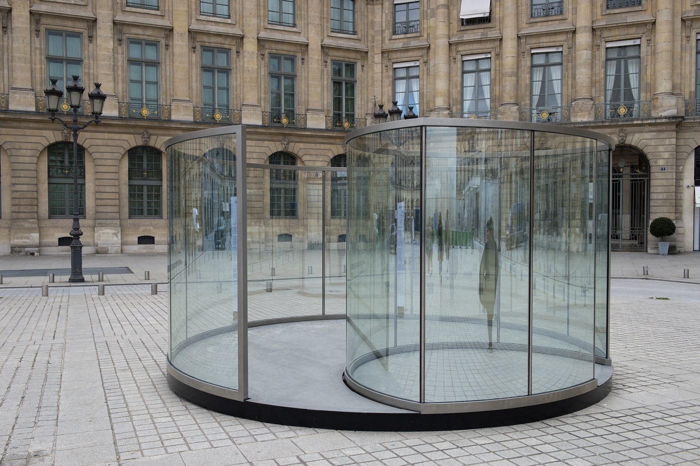 Dan Graham, Installation view, Place Vendôme, Paris, 2015