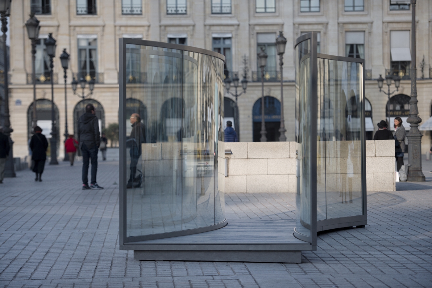 Dan Graham, Installation view, Place Vendôme, Paris, 2015