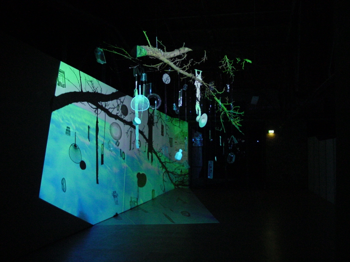 Pipilotti Rist , Apfelbaum unschuldig auf dem Diamantenhügel (Apple Tree Innocent On Diamond Hill), 2003