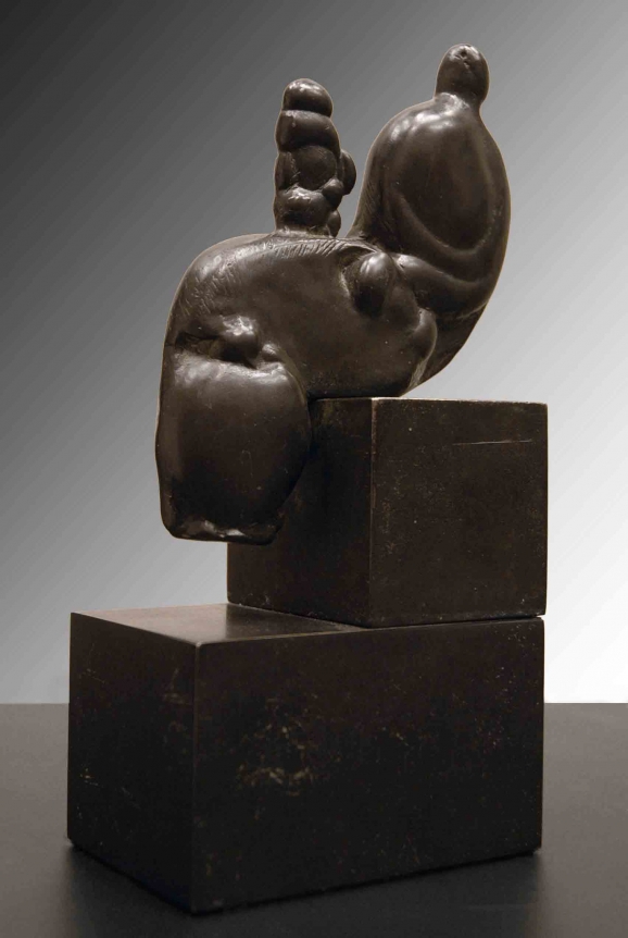 Henry Moore, Mother and Child in Knee, Bronze sculpture
