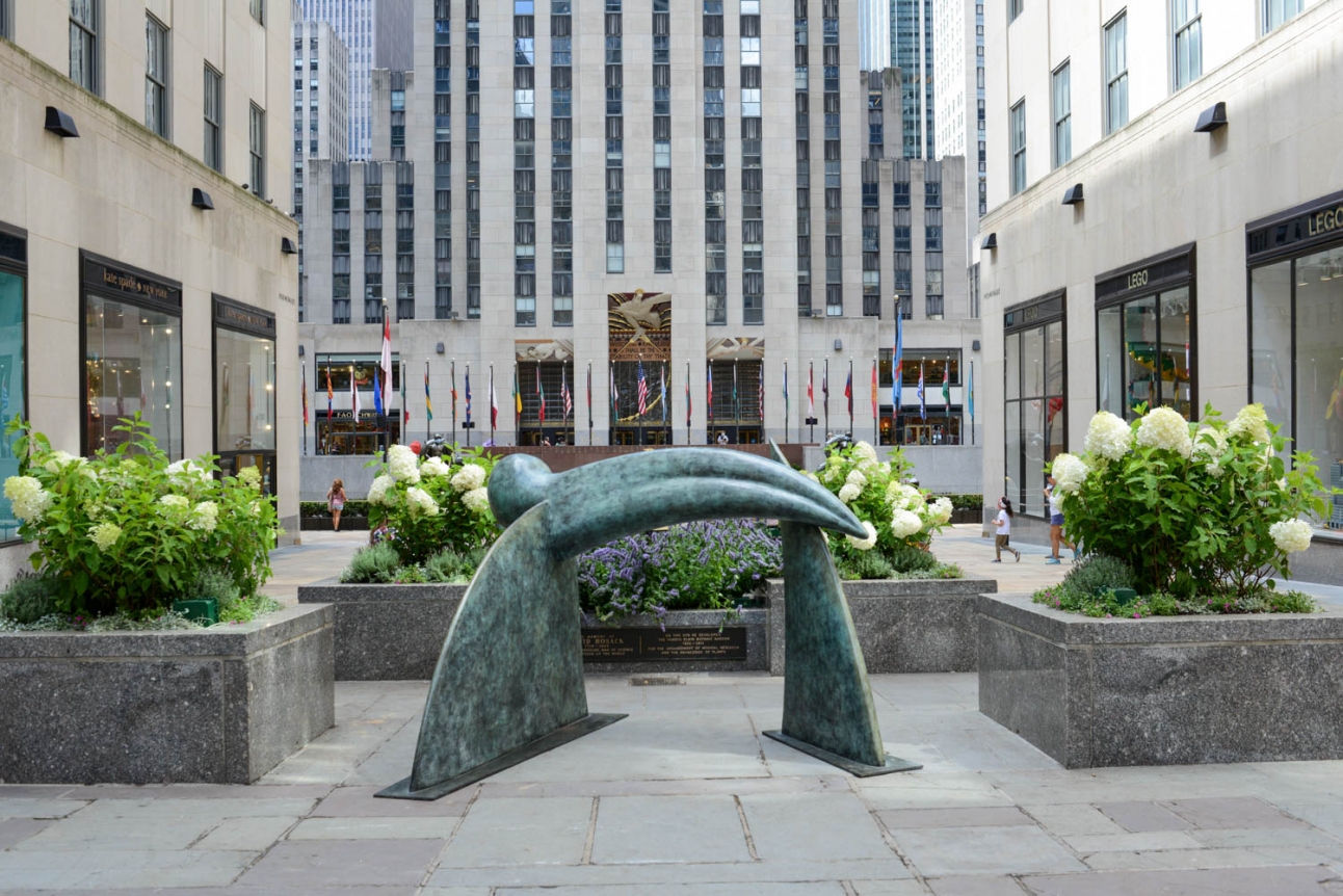 Inside Job, 2019. Bronze, 63 x 104 3/8 x 85 1/16 inches (160 x 265 x 216 cm).