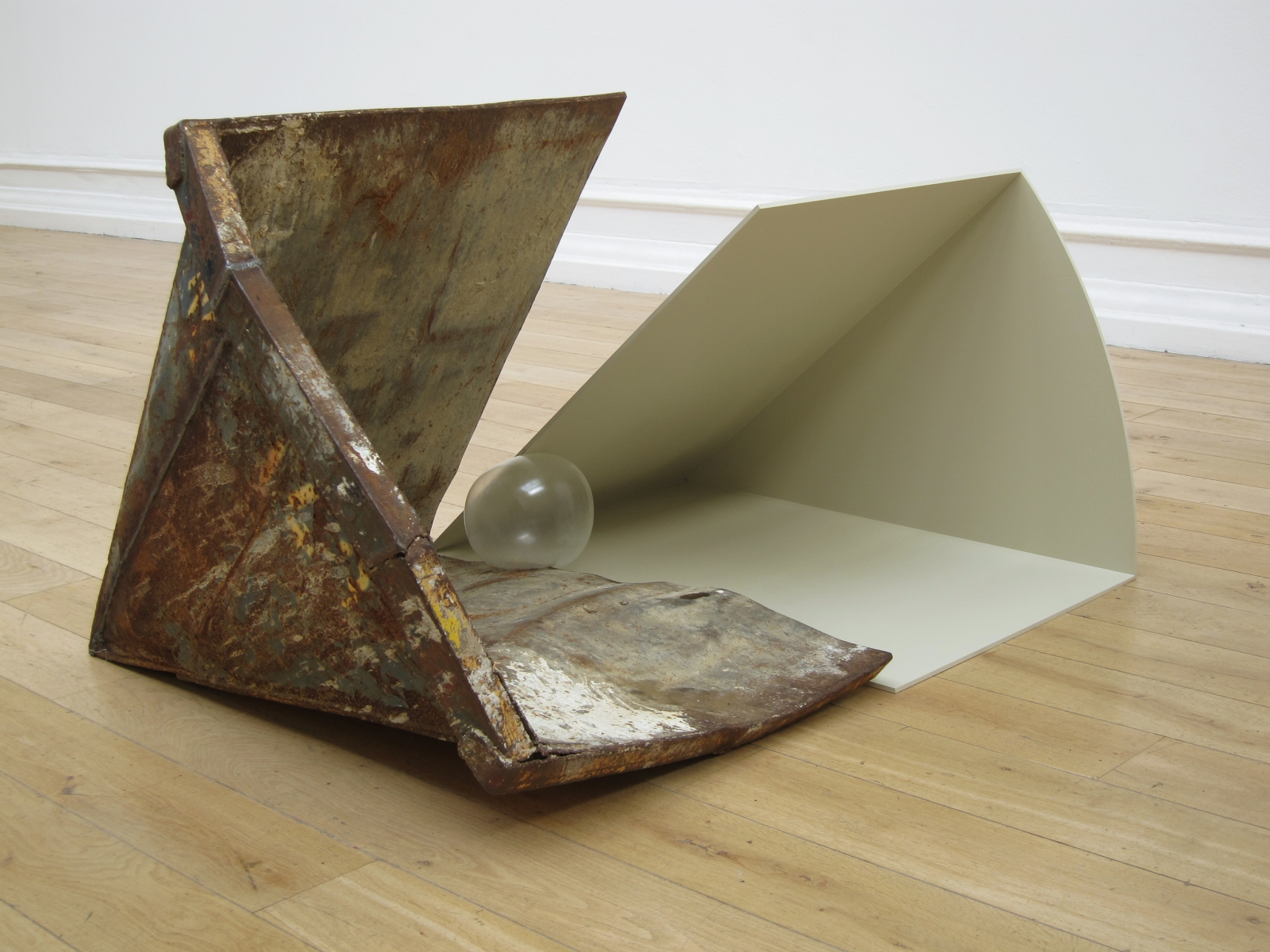 Gabriel Kuri, Installation view