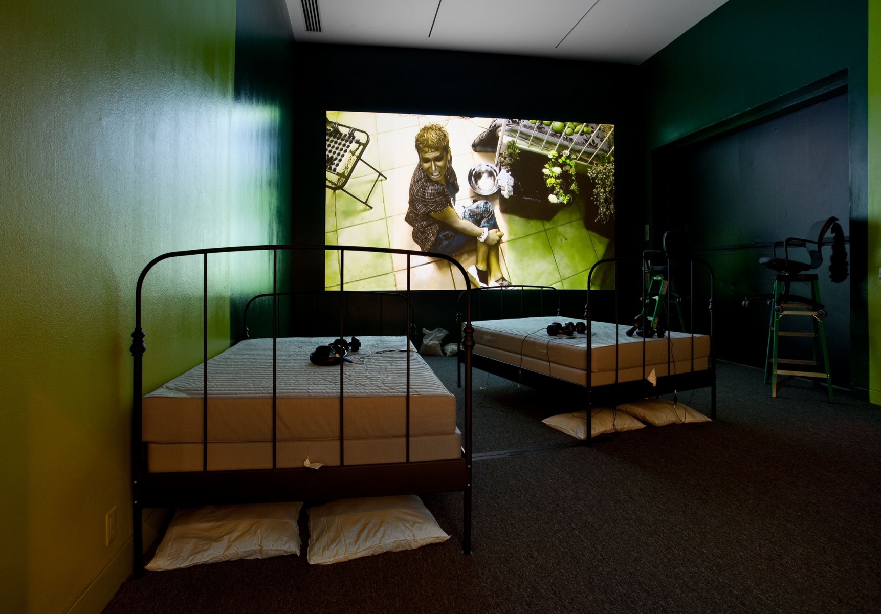Ryan Trecartin, Lizzie Fitch, B: Setting