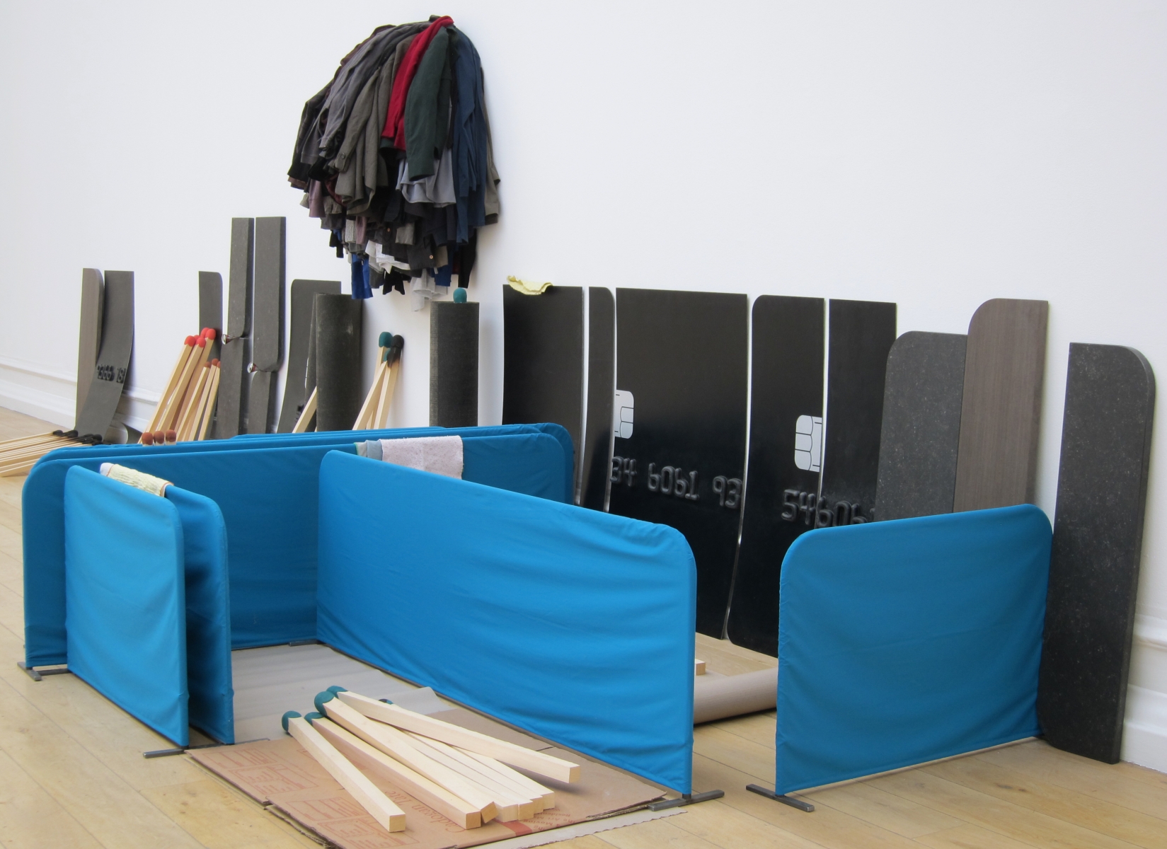 Gabriel Kuri, Installation view