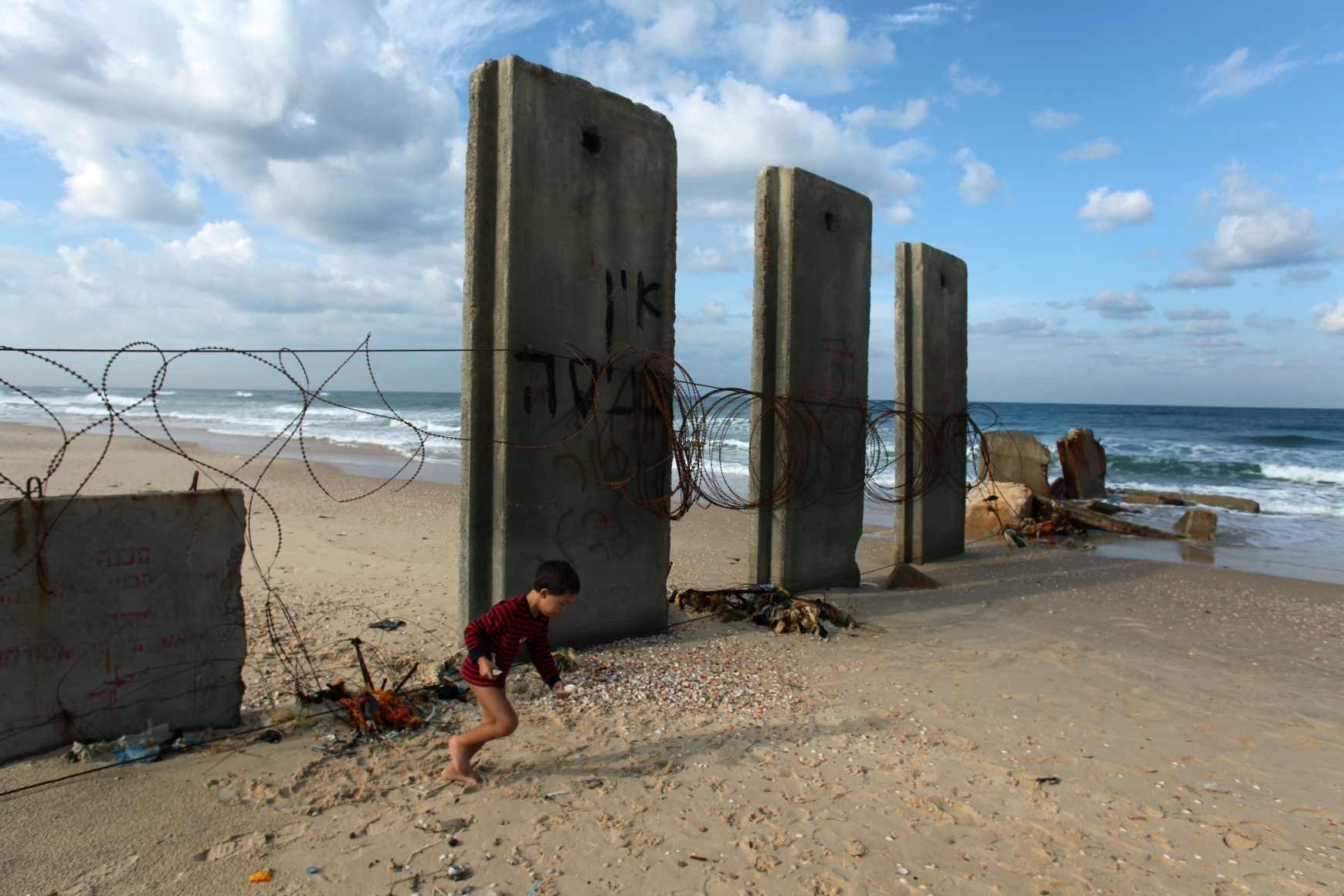 Rina Castelnuovo, Ziqim (Gaza Border), 2012, Color photograph