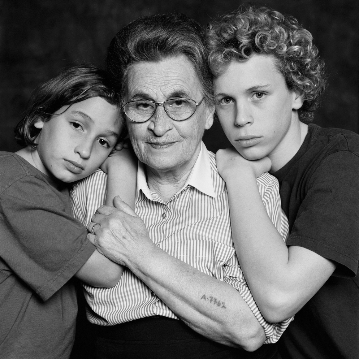 Vardi Kahana, My mother Rivka with my children Gil and Roni, 2003