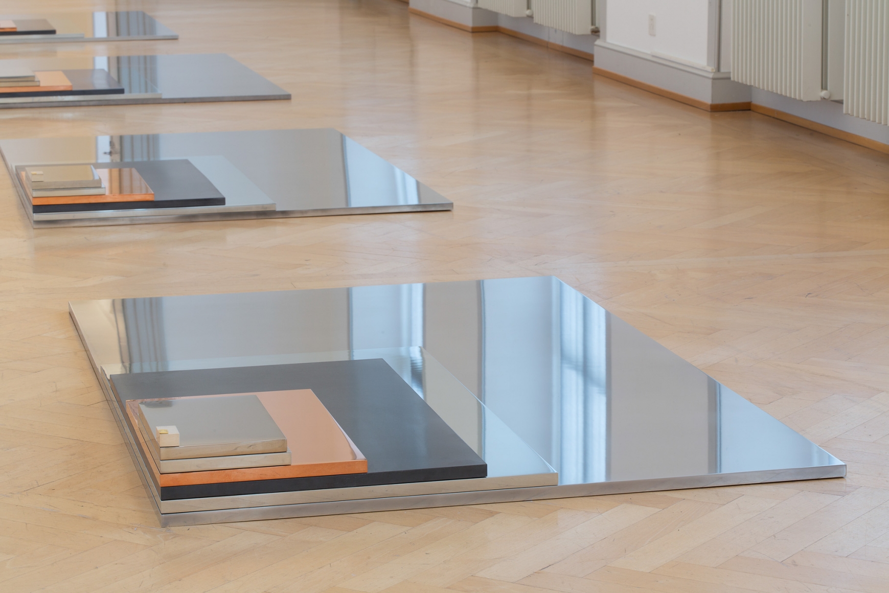 Alicja Kwade Installation view: Warten Auf Gegenwart