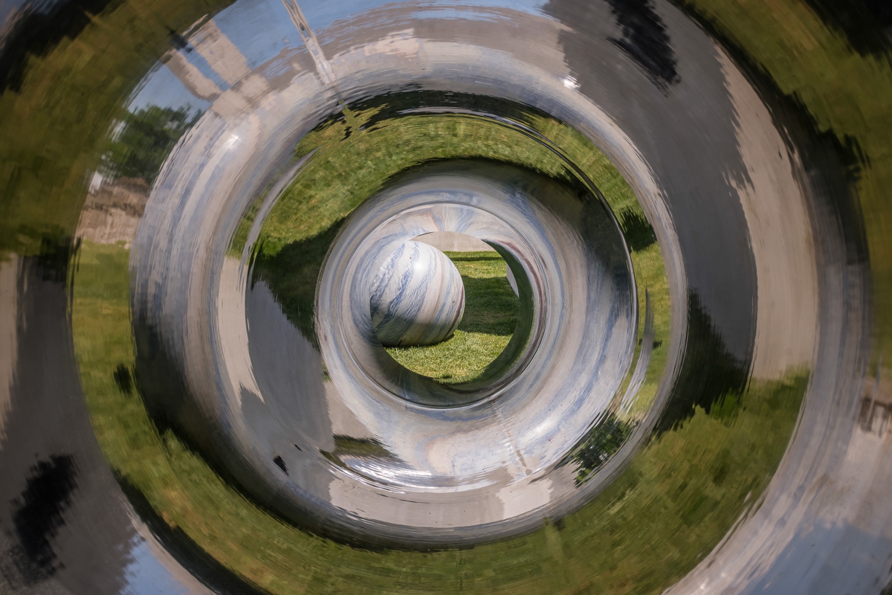 Alicja Kwade, TunnelTeller, 2018