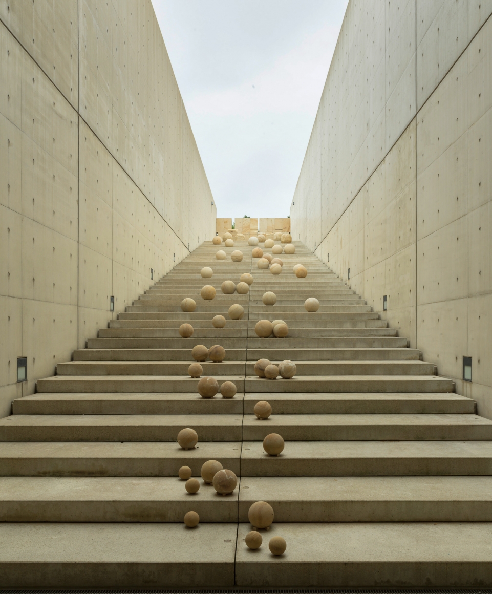 Alicja Kwade, Die Menge des Moments, 2015/2020, Installation view: Kausalkonsequenz, Langen Foundation, Neuss, 2020