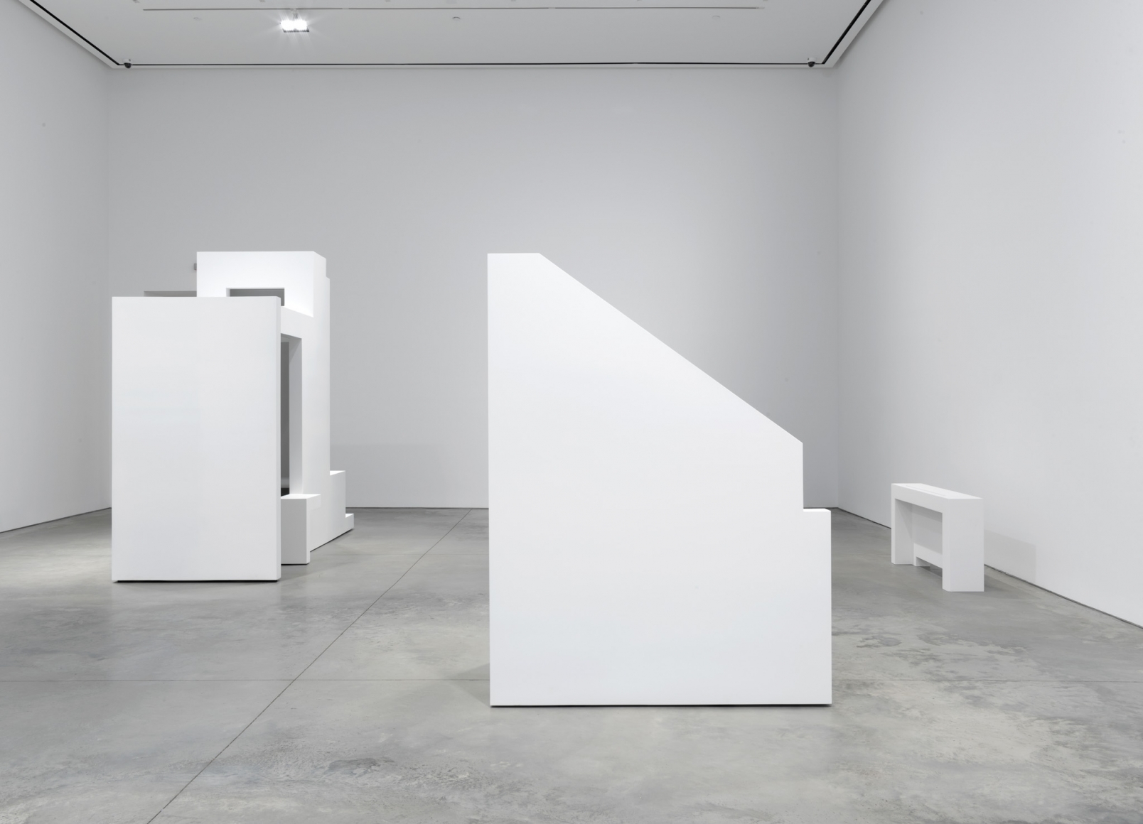 Jacob Kassay, Installation view: H-L, 303 Gallery, 2016