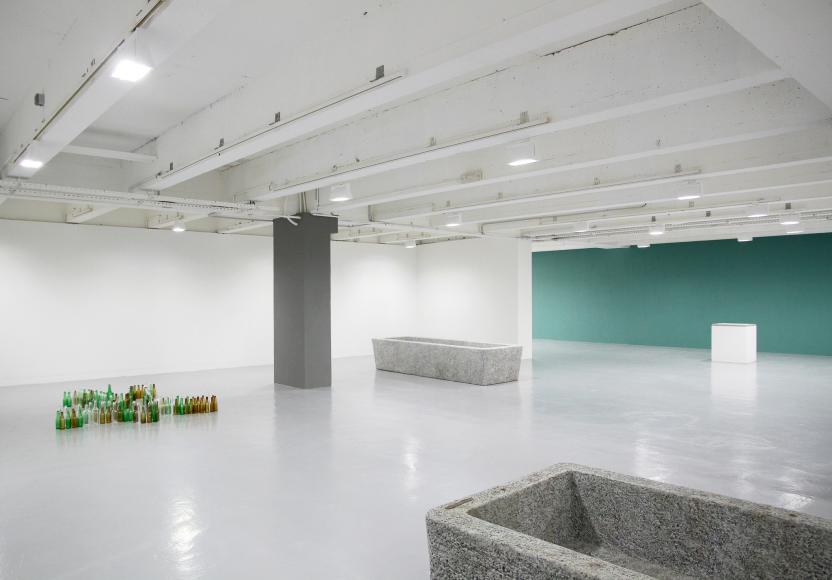 Installation view: Valentin Carron | Gioia e Polvere, in partnership with le Musée des Beaux-arts de Rennes, Galerie Art & Essai, Université Rennes 2, 2018