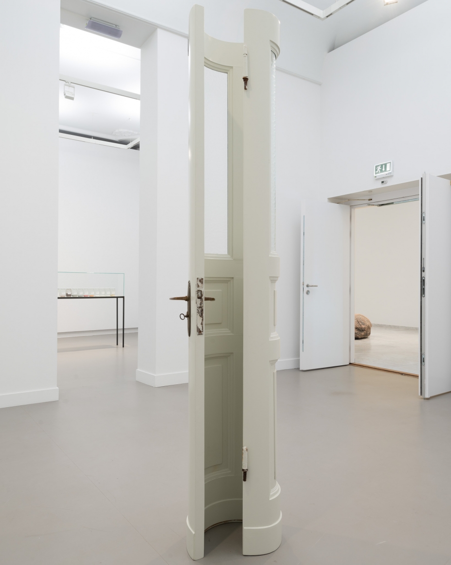 Alicja Kwade, Eadem Mutata Resurgo, 2013