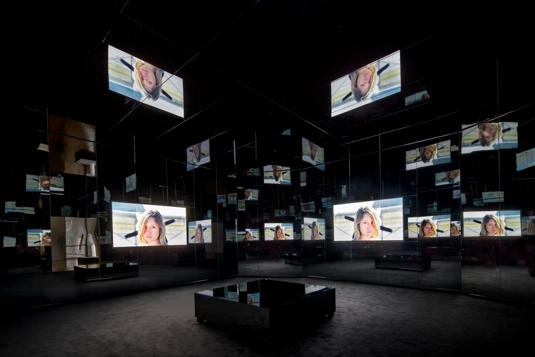 Doug Aitken, Black Mirror, 2011, Installation view: Schirn Kunsthalle Frankfurt, 2015