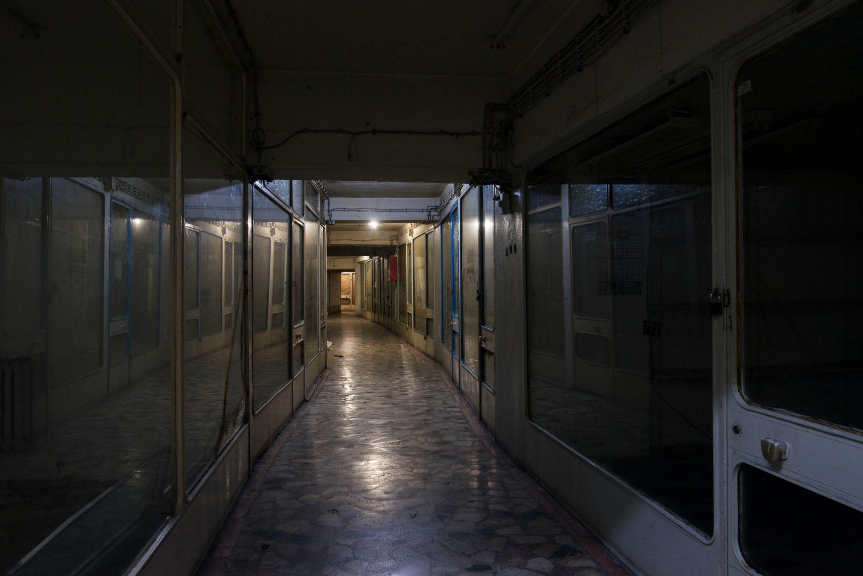 Mike Nelson, PROJEKTÖR (Gürün Han), 2019, commissioned and presented by Protocinema, Istanbul with support Henry Moore Foundation; Alserkal Arts Foundation; Galleria Franco Noero.