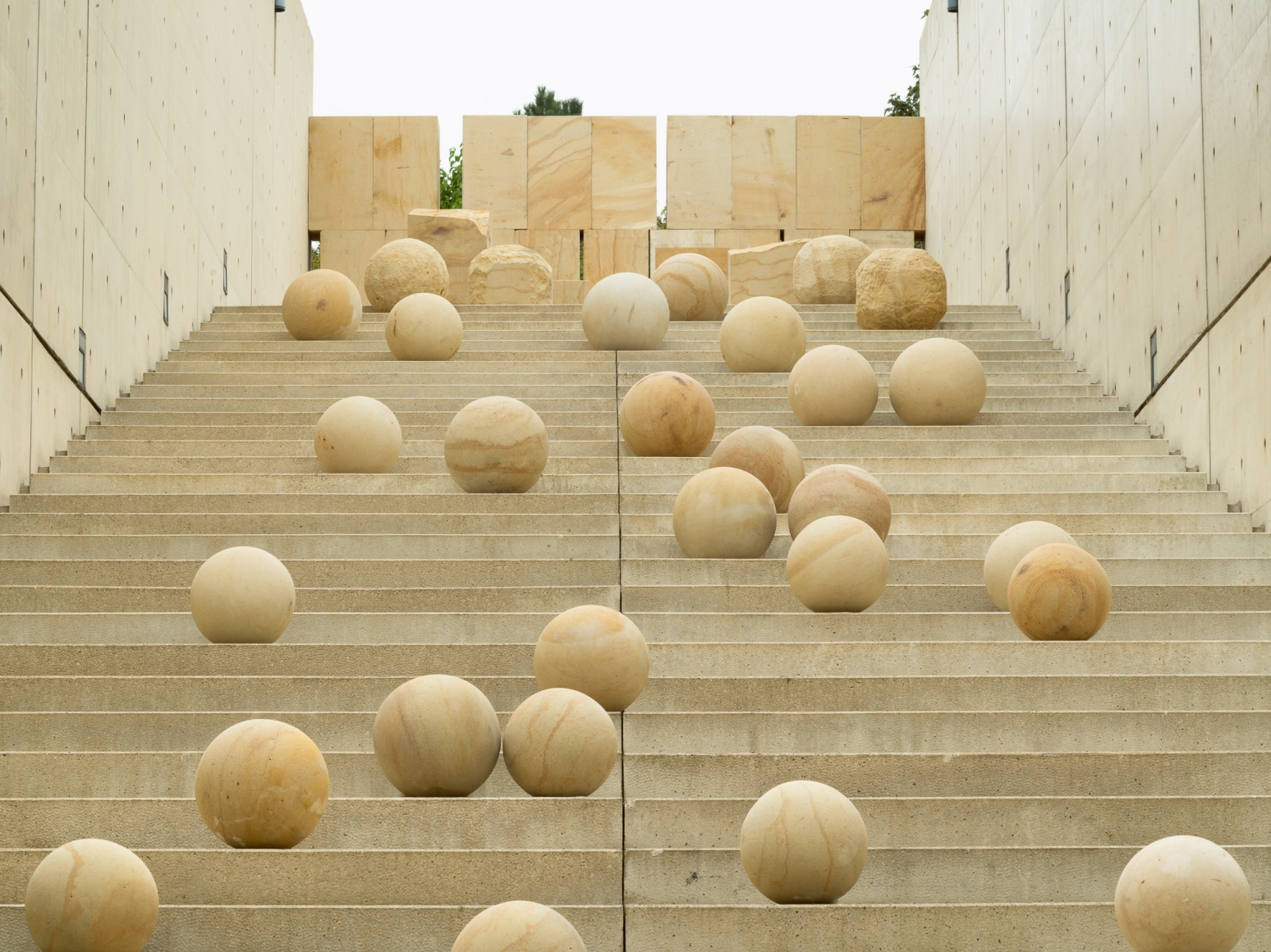 Alicja Kwade, Die Menge des Moments, 2015/2020, Installation view: Kausalkonsequenz, Langen Foundation, Neuss, 2020
