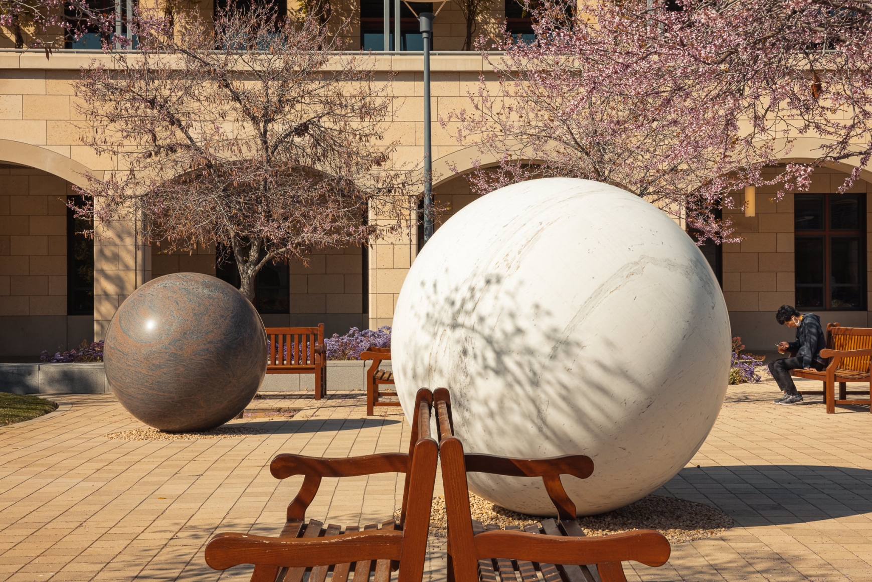Installation view, Alicja Kwade, Pars pro Toto, Stanford University: Stanford, CA, 2021.