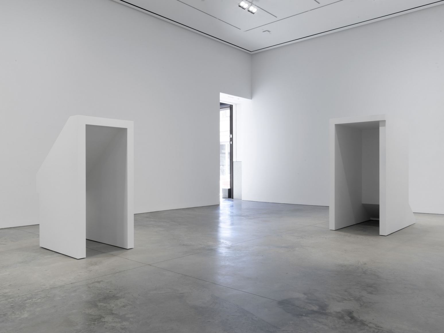 Jacob Kassay, Installation view: H-L, 303 Gallery, 2016