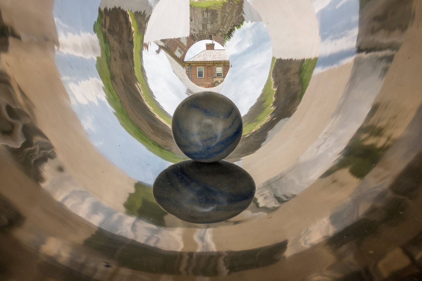 Alicja Kwade, TunnelTeller, 2018
