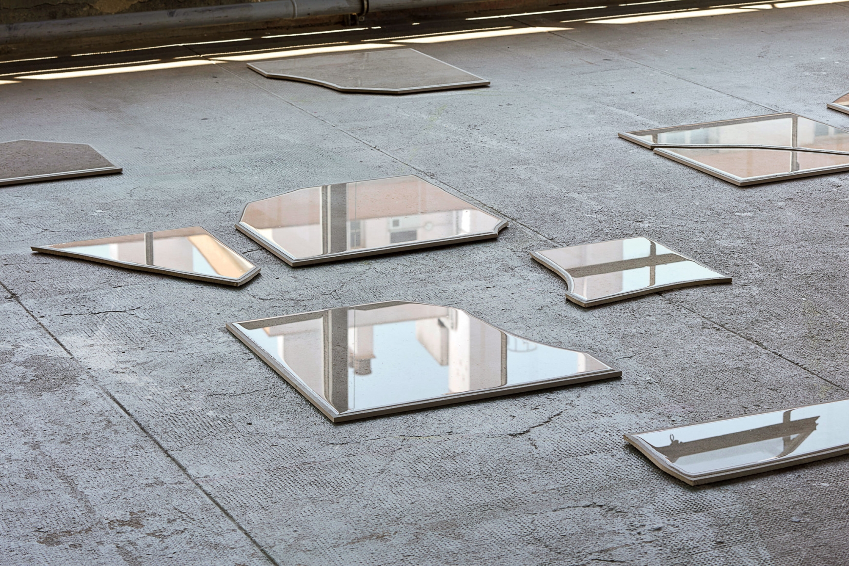 Nina Canell, Installation view: Dolphin Dandelion, Le Crédac, Paris Ivry-sur-Seine, 2017