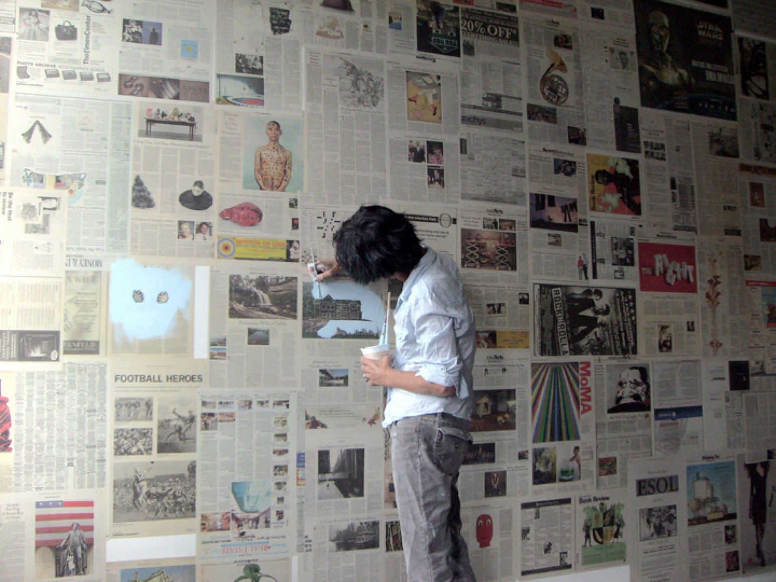 Anne Deleporte working on a wall painting