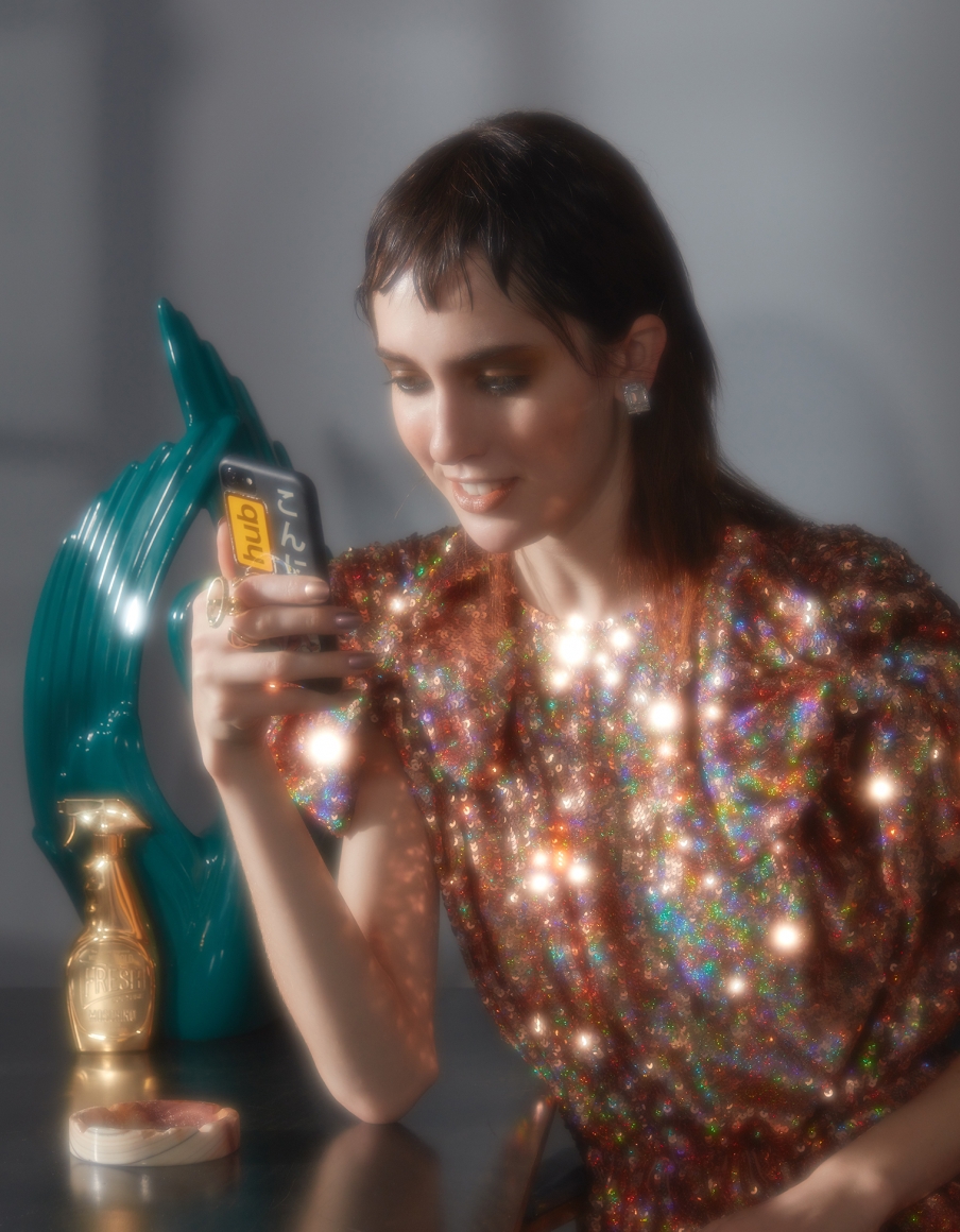 Roe Ethridge Teddy with I-phone, 2018