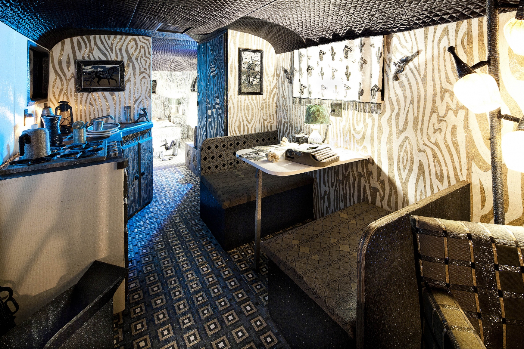 LIZA LOU, Trailer, 1999 – 2000 (interior)