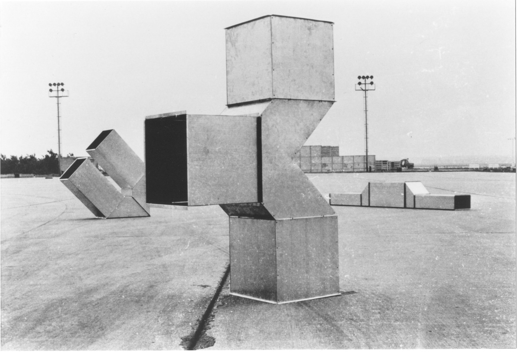 Vierkantrohre (Square Tubes), Series D, at Frankfurt am Main airport 