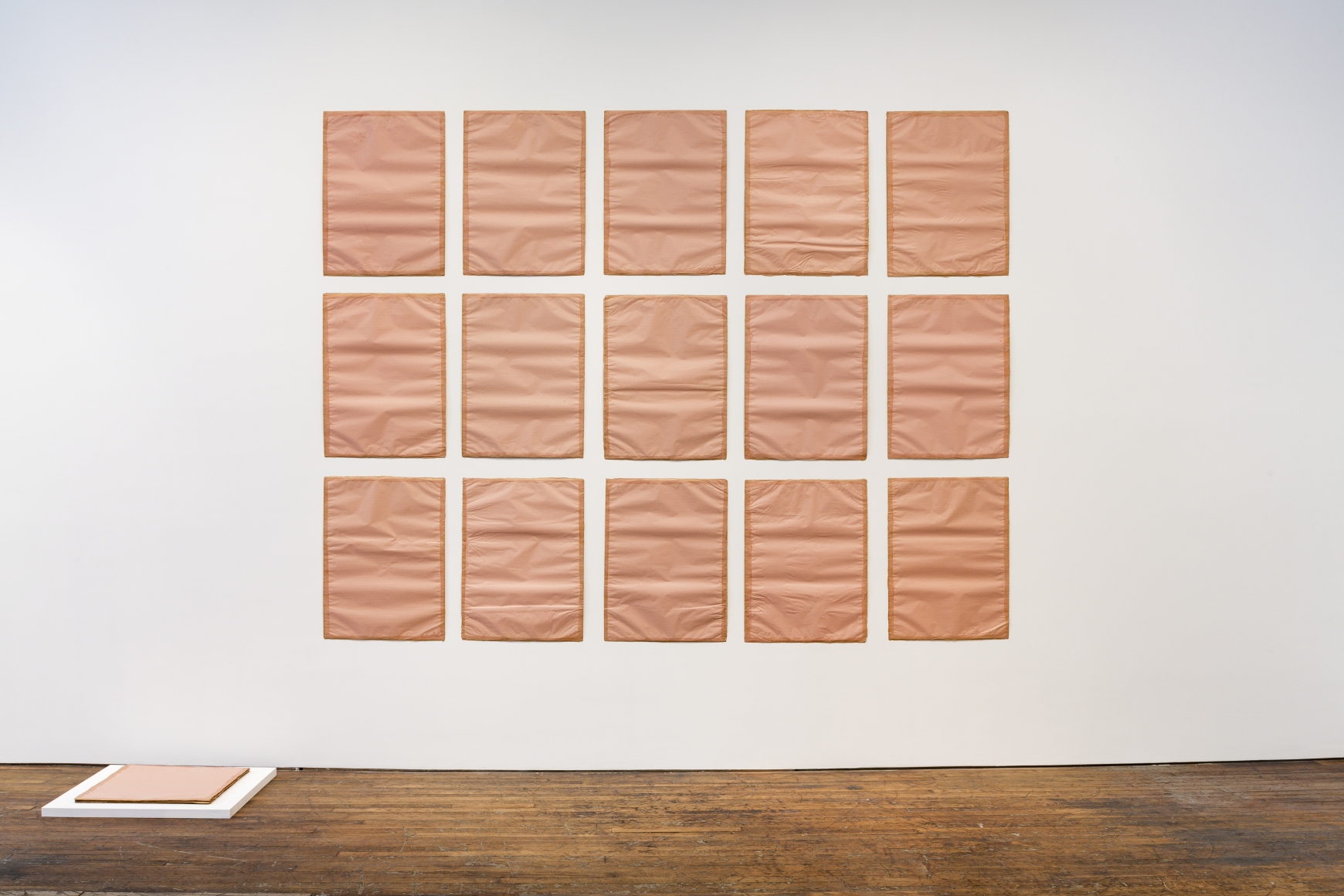 Franz Erhard Walther, 22 Packpapierpackungen