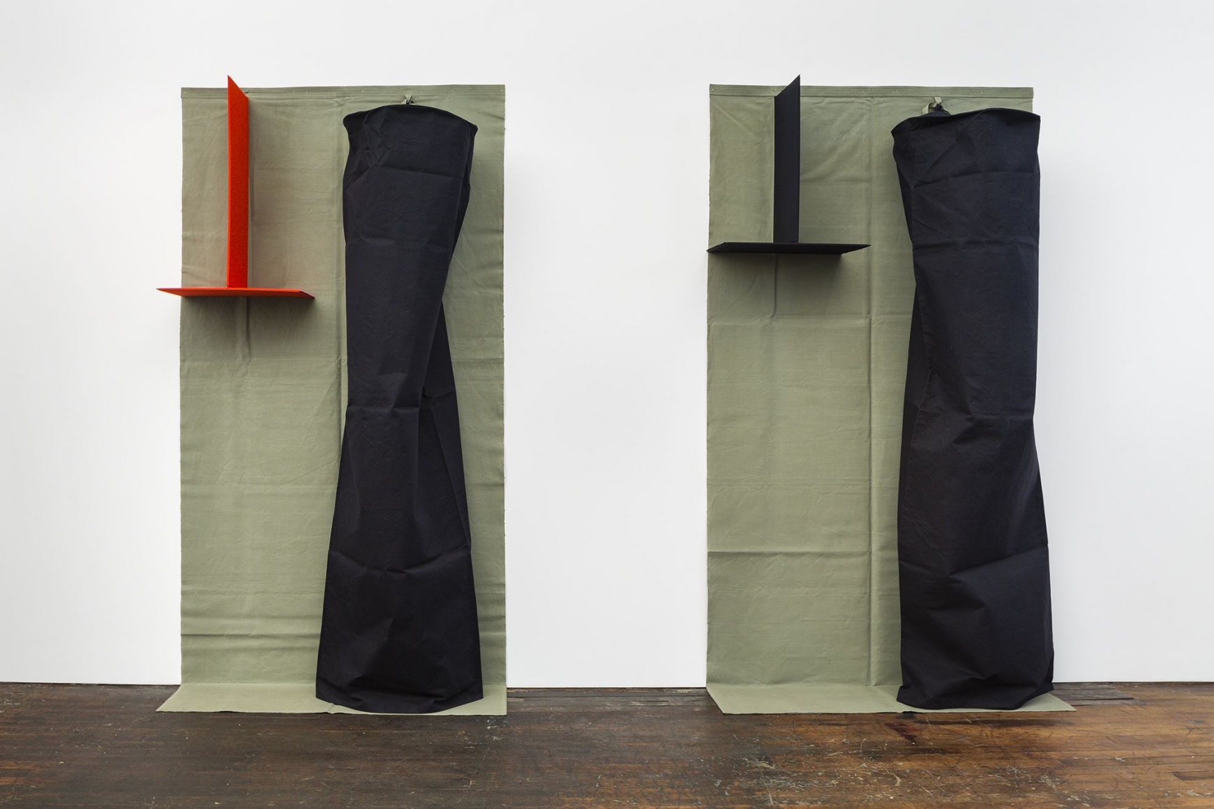Nordsockel-Südsockel 1981 sewn dyed canvas and wood, in two parts