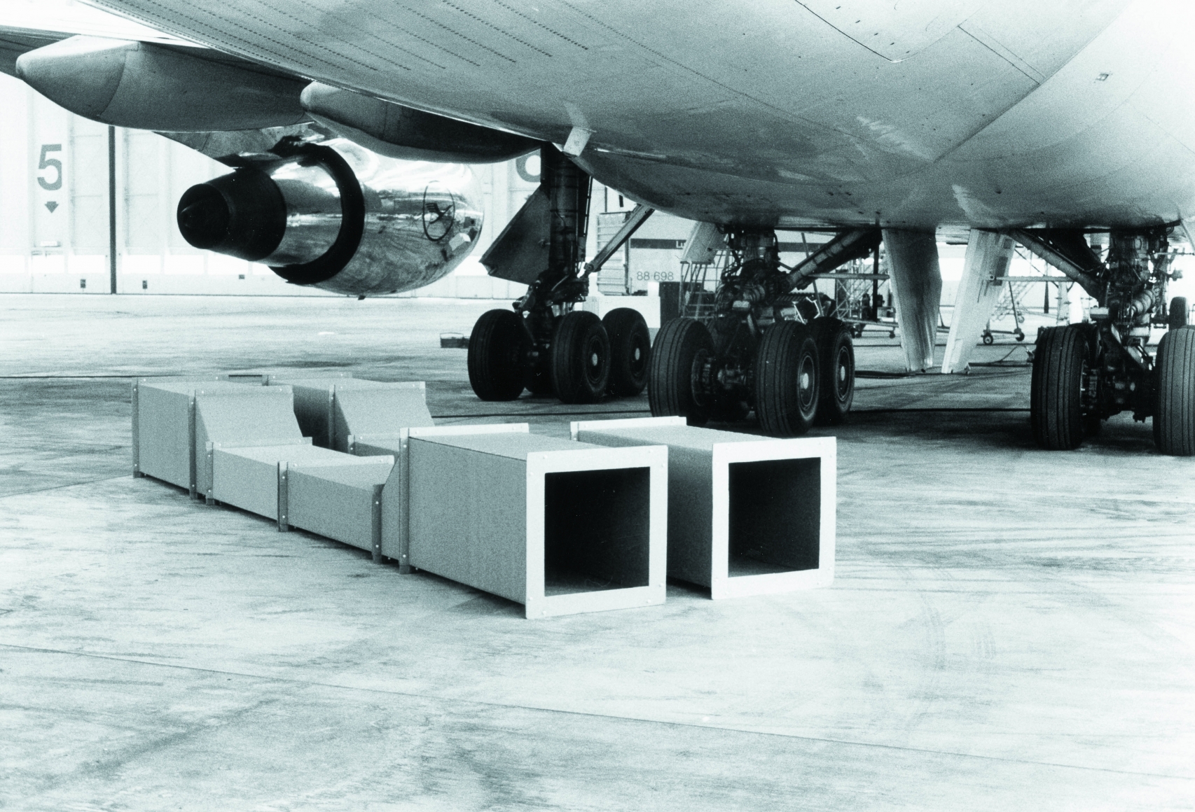 Viekantrohre (Square Tubes), Series DW, at Frankfurt am Main airport