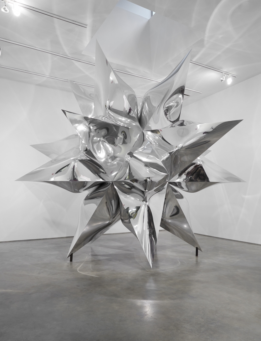 silver star by Frank Stella exhibited in a chelsea contemporary art gallery