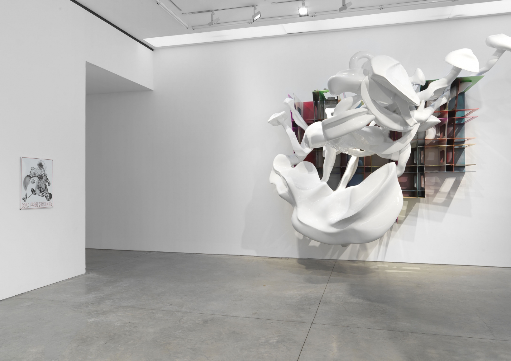 smoke ring sculpture made of steel by Frank Stella exhibited in a New York gallery