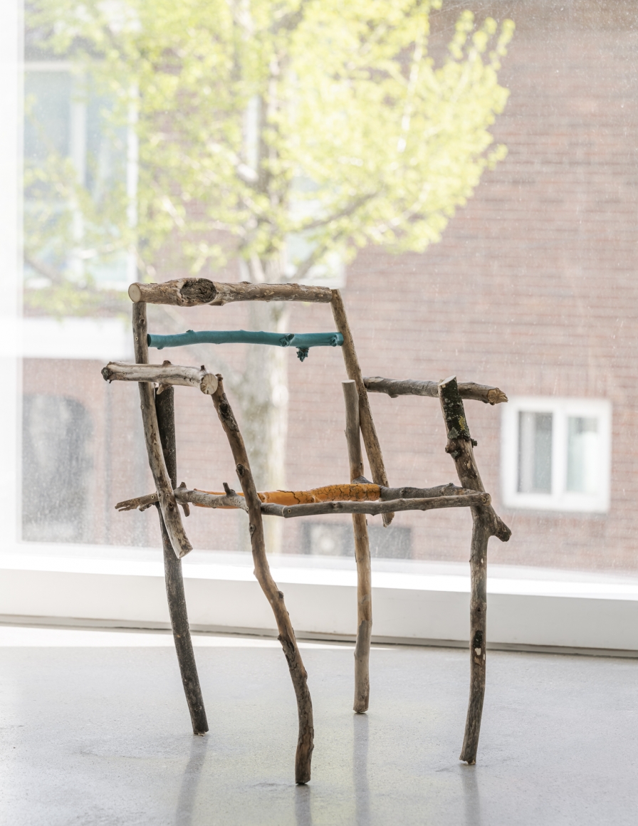 Gabriel Vormstein. Skeletal Chair, 2021 Branches, screws, spraypaint, 83 x 55 x 52 cm. Courtesy of the artist, Meyer Riegger, Berlin/Karlsruhe, and PKM Gallery, Seoul.
