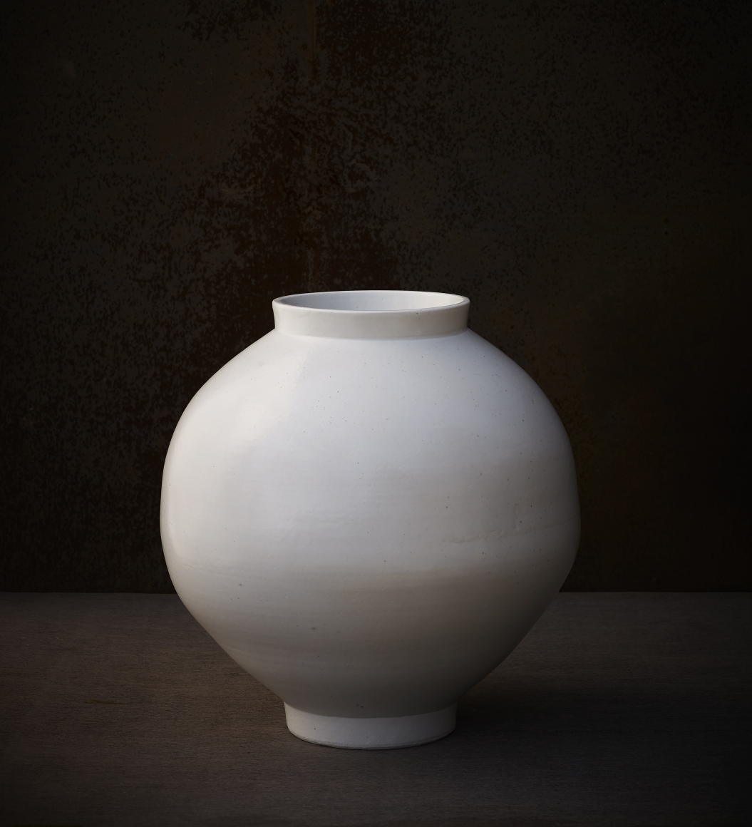 Kwon Dae-sup. Moon Jar, 2019, Glazed ceramic 52 (ø) x 52(h) cm.