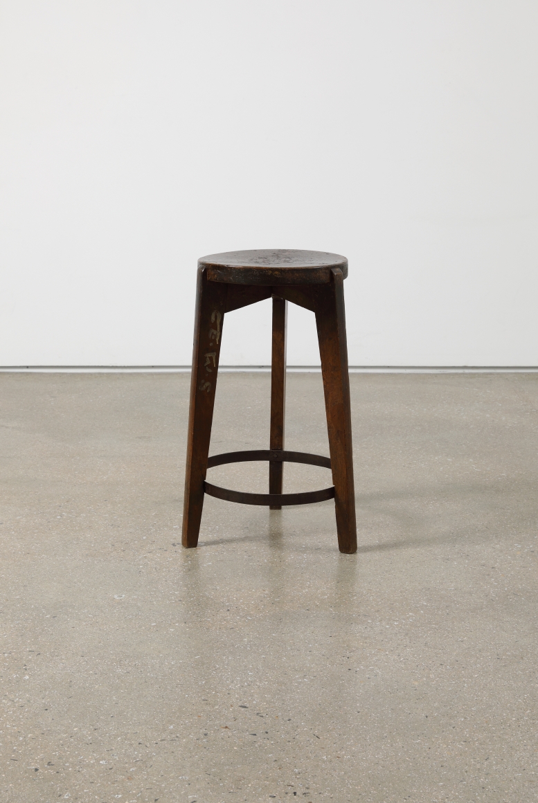 Pierre Jeanneret. Stool, 39(ø) x 62(h) cm.