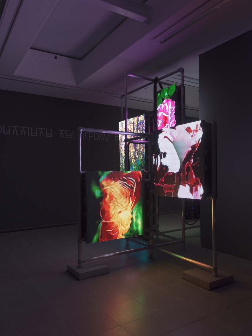 Hito Steyerl. Power Plants, 2019. Scaffolding structures, LED panels (3,9 mm pitch), multichannel video loop (color, silent), moving text lines, Dimensions variable. Courtesy the artist, Andrew Kreps Gallery, New York & Esther Schipper, Berlin.