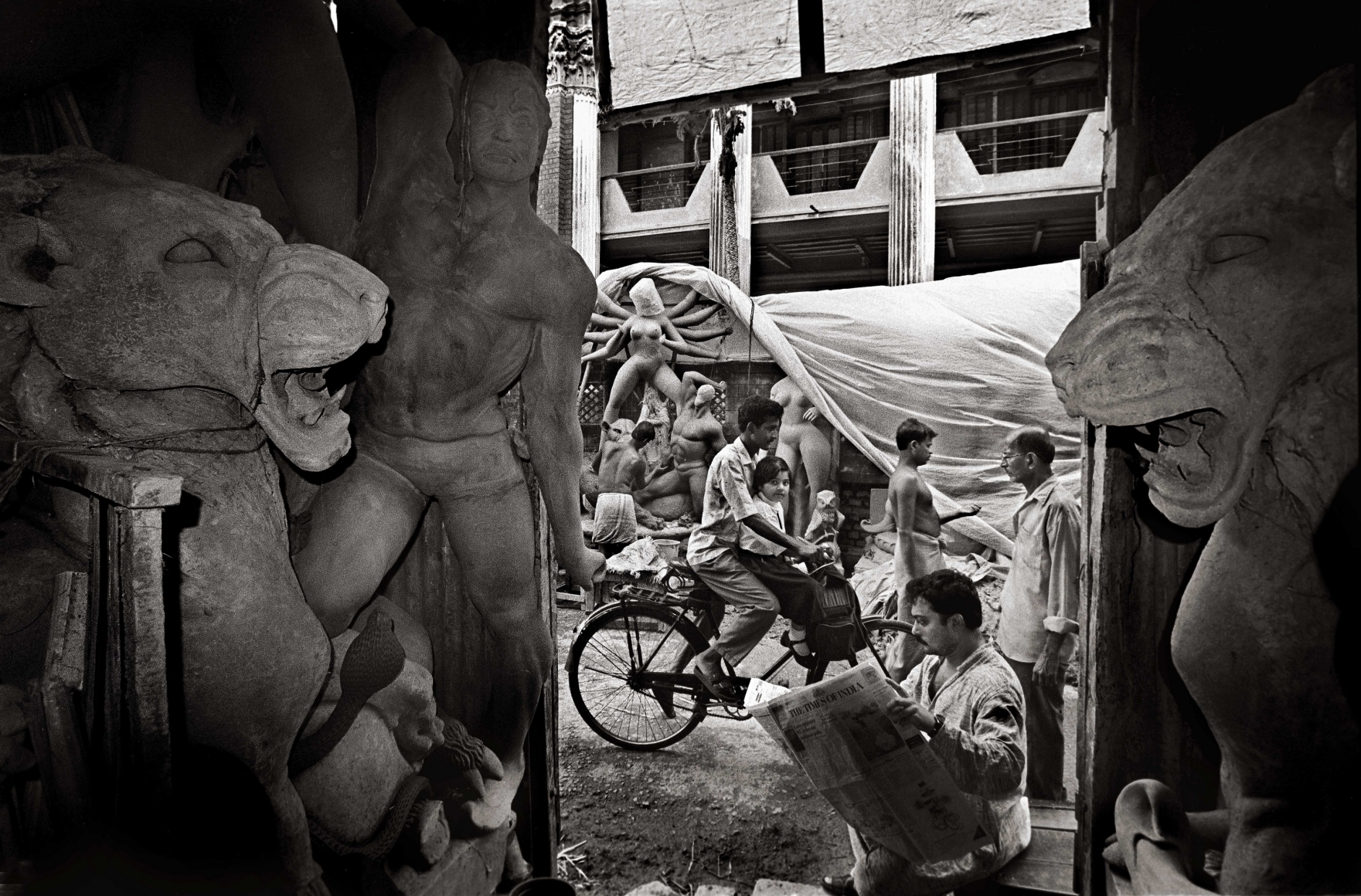 Raghu Rai Preparing for Durga Pooja, Kolkata