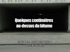 Quelques centimètres au dessus du bitume