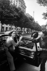Francis Apesteguy, Faye Dunaway arriving at the Hôtel Plaza Athénée, Paris, 1976