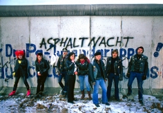 Harry Benson, Youths at the Berlin Wall, 1982