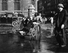 Robert Doisneau, Les Filles au Diable, 1933