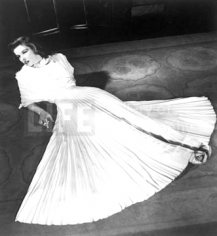 Alfred Eisenstaedt, Katherine Hepburn in pleated dress, 1938