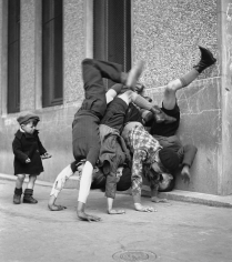 Robert Doisneau, Les Pieds au Mur, 1934