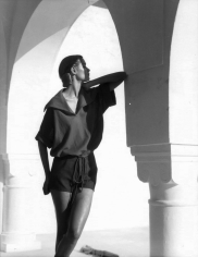 Louise Dahl-Wolfe, Natalie in Arch (3/4), Tunisia, 1950