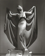 Horst, Cape: Helen Bennett, Paris, 1936